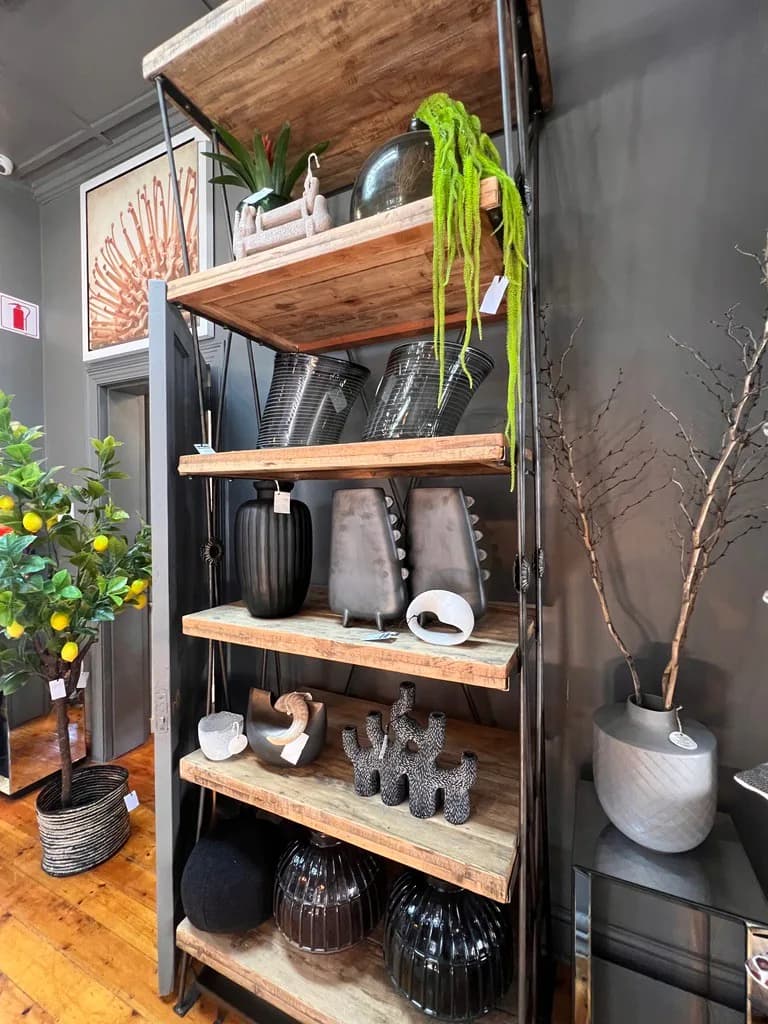 Decor selection: Choose mirrors, rugs, decor objects and finishing accessories that connect the room.