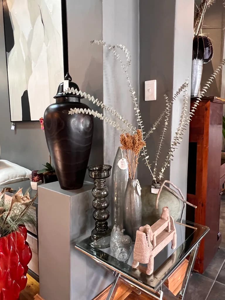 Close-up of vases, decor objects and glass surfaces.
