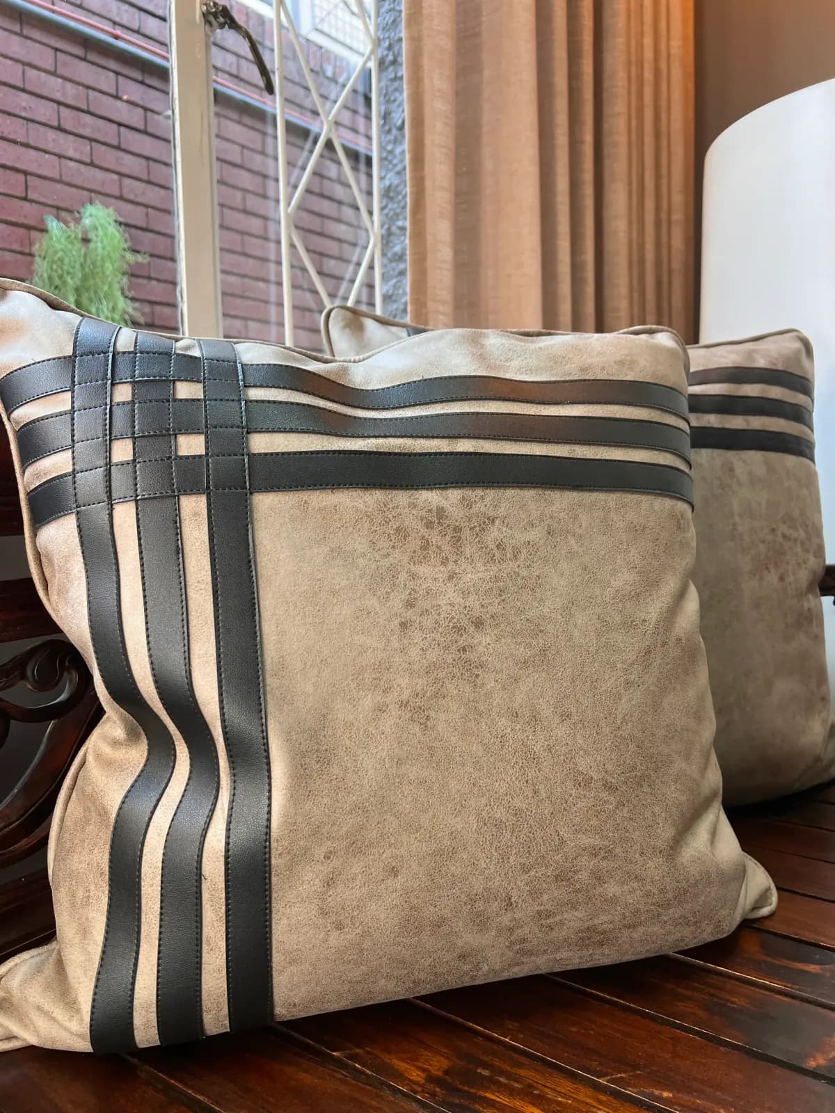 Scatter cushions: Soft decor layers that connect fabric, colour and comfort across the room.