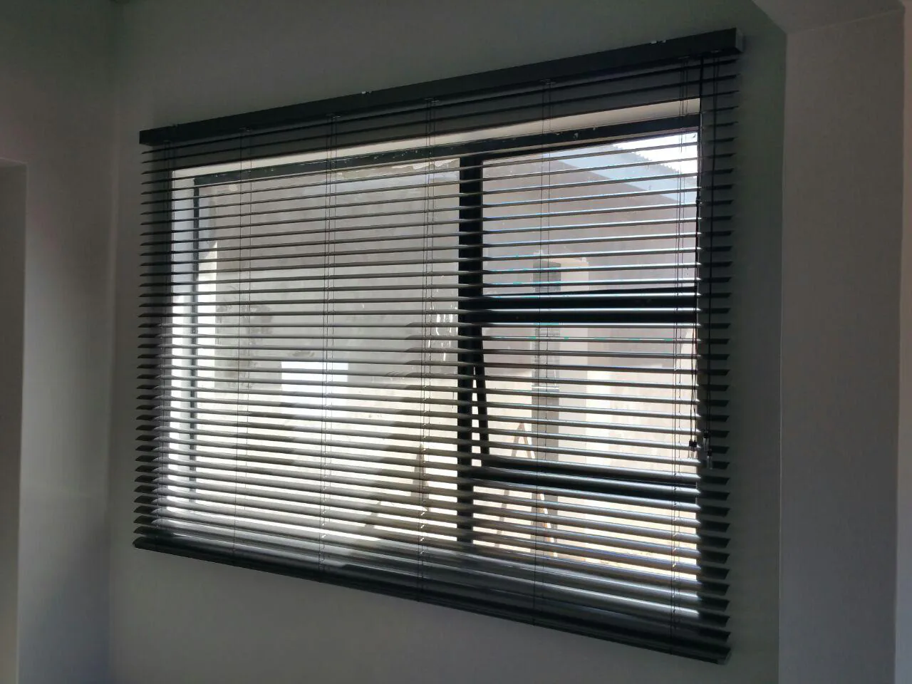 Venetian blinds: Slatted aluminium blinds for flexible light control, privacy and a clean window finish.