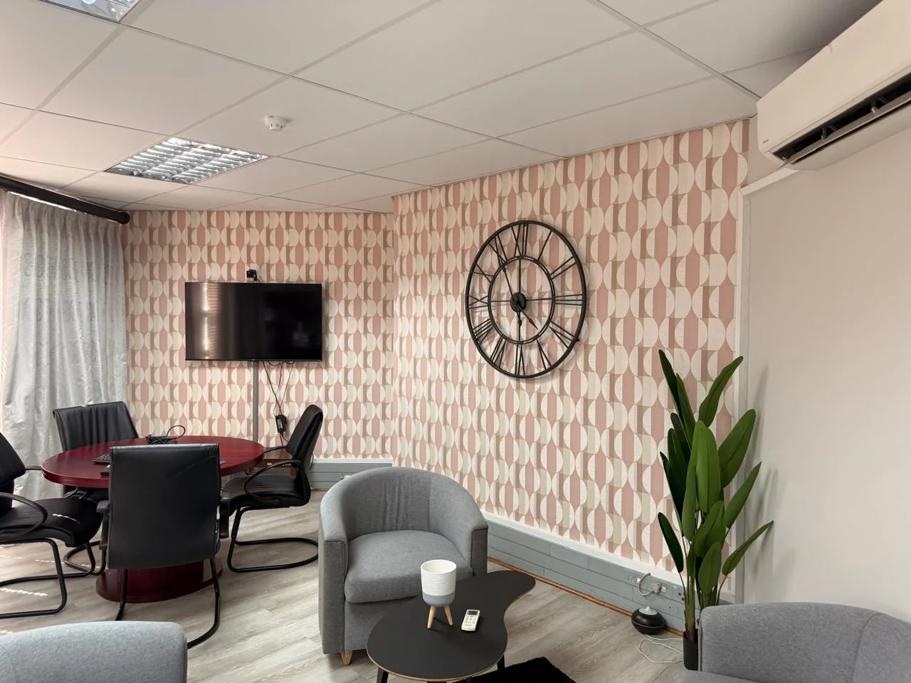 Wallpaper selection: Choose wallpaper, custom wallpaper, feature wall direction and textured finishes around the room.